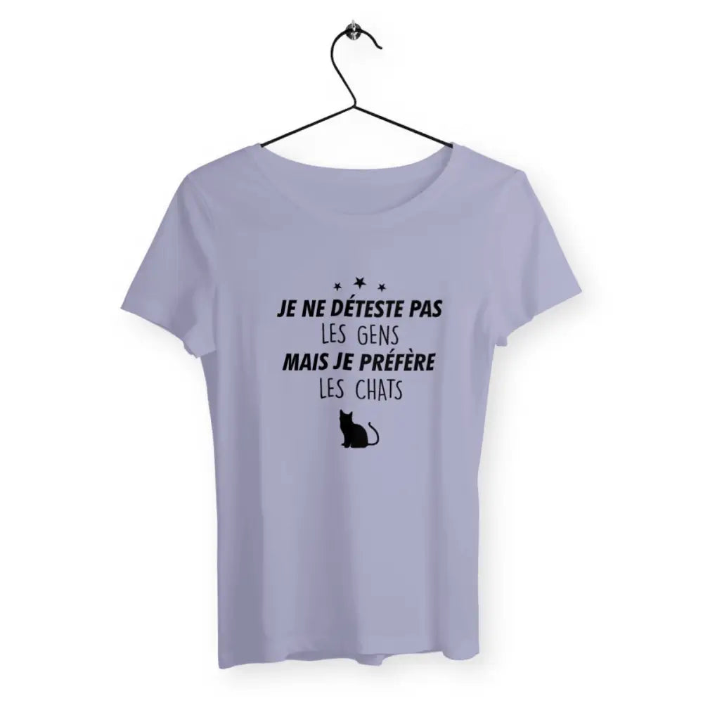 T-shirt femme avec l'inscription "Je ne déteste pas les gens mais je préfère les chats", parfait pour les amoureuses des félins. Confortable et stylé, il affiche un message humoristique et sincère sur la préférence pour les chats avec une touche de personnalité.