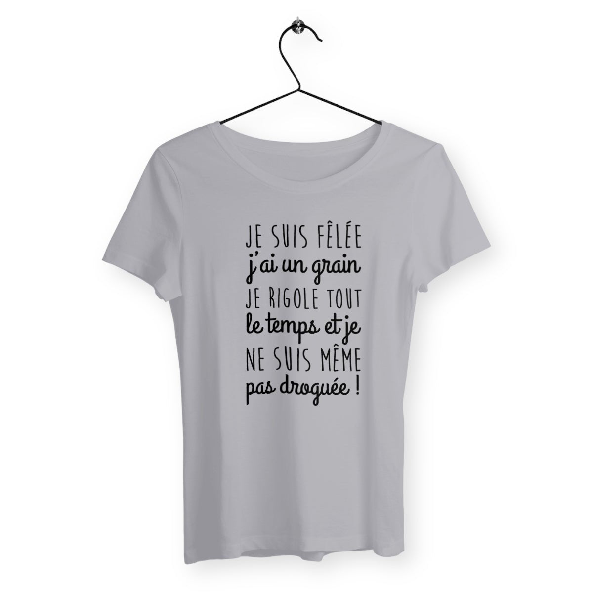 T-shirt femme avec l'inscription "Je suis fêlée", un modèle audacieux et humoristique pour celles qui n'ont pas peur d'affirmer leur personnalité. Confortable et décalé, parfait pour afficher une touche de folie avec style.
