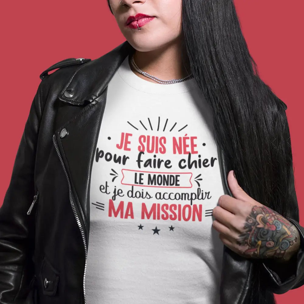 T-shirt femme avec l'inscription "Je suis née pour faire chier le monde", parfait pour celles qui assument leur caractère bien trempé avec humour. Confortable et audacieux, il ajoute une touche de fun et de dérision à votre style.