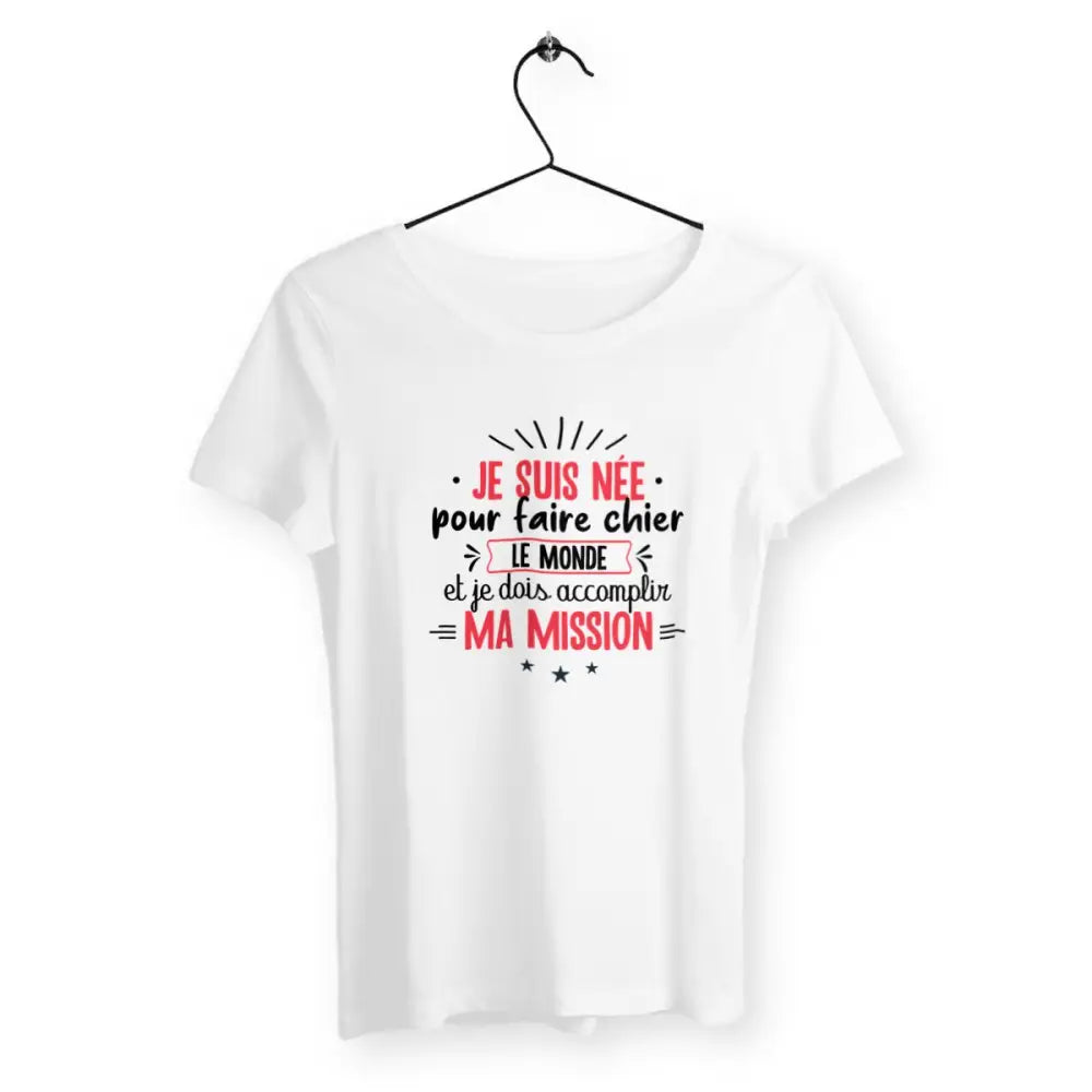 T-shirt femme avec l'inscription "Je suis née pour faire chier le monde", parfait pour celles qui assument leur caractère bien trempé avec humour. Confortable et audacieux, il ajoute une touche de fun et de dérision à votre style.