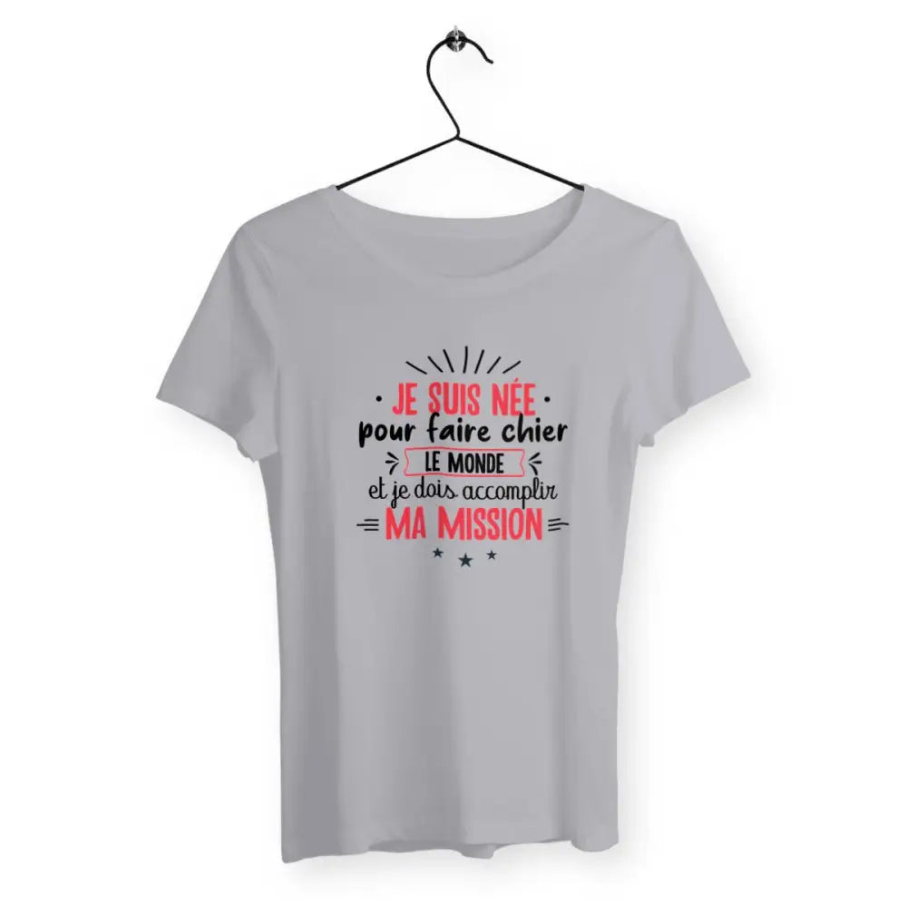 T-shirt femme avec l'inscription "Je suis née pour faire chier le monde", parfait pour celles qui assument leur caractère bien trempé avec humour. Confortable et audacieux, il ajoute une touche de fun et de dérision à votre style.