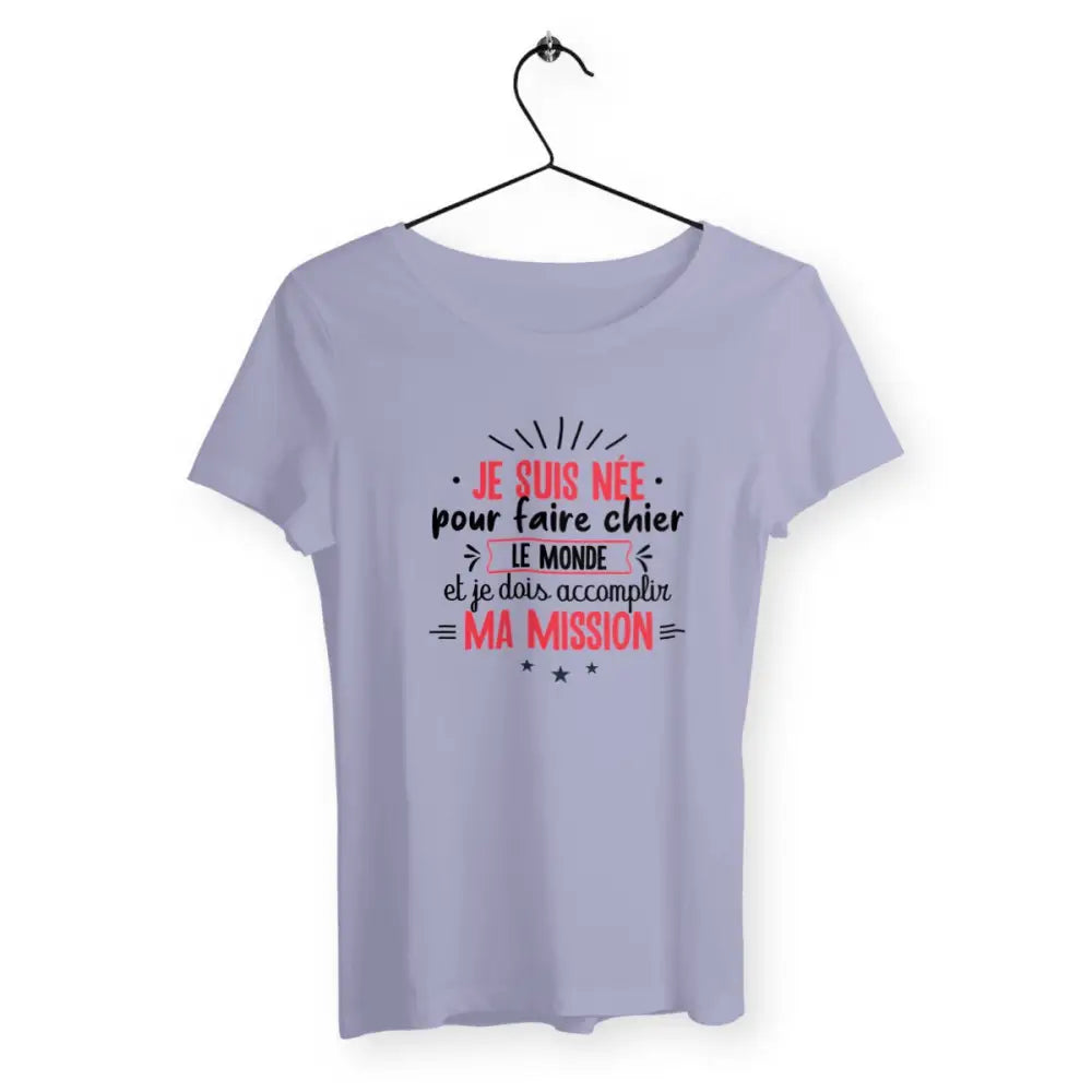 T-shirt femme avec l'inscription "Je suis née pour faire chier le monde", parfait pour celles qui assument leur caractère bien trempé avec humour. Confortable et audacieux, il ajoute une touche de fun et de dérision à votre style.