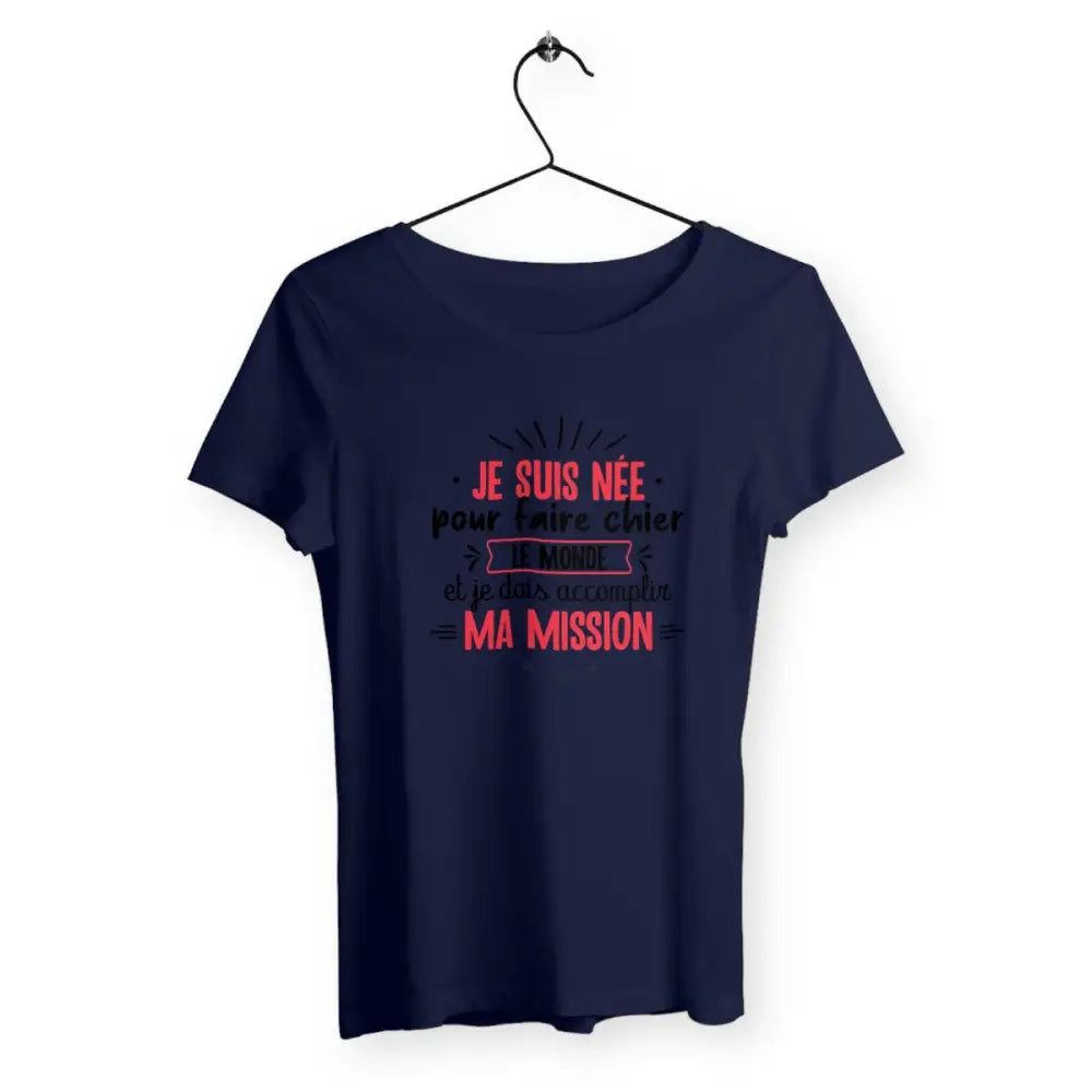 T-shirt femme avec l'inscription "Je suis née pour faire chier le monde", parfait pour celles qui assument leur caractère bien trempé avec humour. Confortable et audacieux, il ajoute une touche de fun et de dérision à votre style.