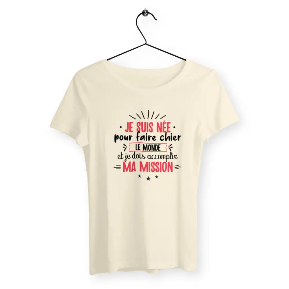 T-shirt femme avec l'inscription "Je suis née pour faire chier le monde", parfait pour celles qui assument leur caractère bien trempé avec humour. Confortable et audacieux, il ajoute une touche de fun et de dérision à votre style.