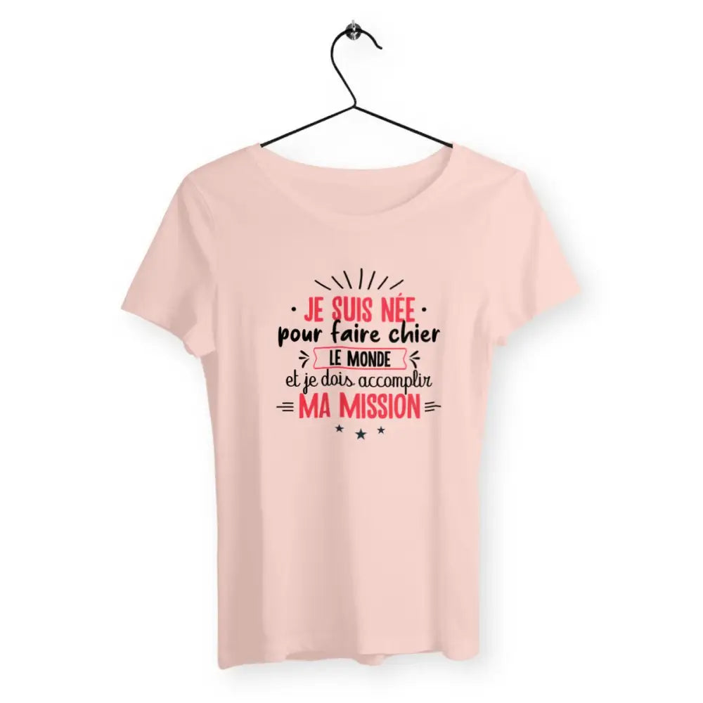 T-shirt femme avec l'inscription "Je suis née pour faire chier le monde", parfait pour celles qui assument leur caractère bien trempé avec humour. Confortable et audacieux, il ajoute une touche de fun et de dérision à votre style.