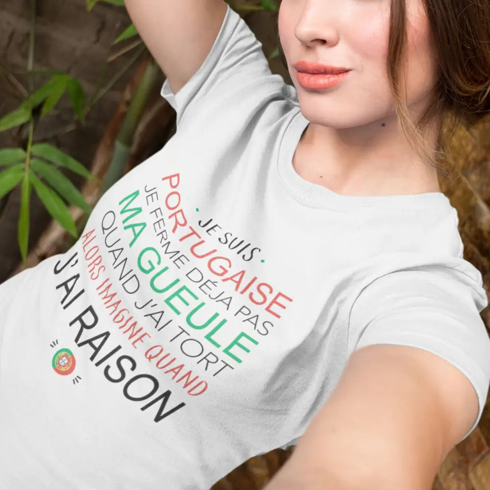 T-shirt femme avec l'inscription "Je suis portugaise", un modèle fier et culturel pour celles qui souhaitent afficher leur identité et leur fierté d'origine portugaise. Confortable et stylé, parfait pour célébrer la culture portugaise avec une touche d'humour et d'authenticité.
