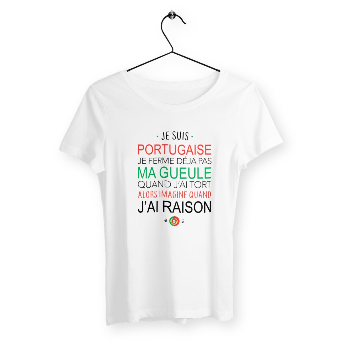 T-shirt femme avec l'inscription "Je suis portugaise", un modèle fier et culturel pour celles qui souhaitent afficher leur identité et leur fierté d'origine portugaise. Confortable et stylé, parfait pour célébrer la culture portugaise avec une touche d'humour et d'authenticité.