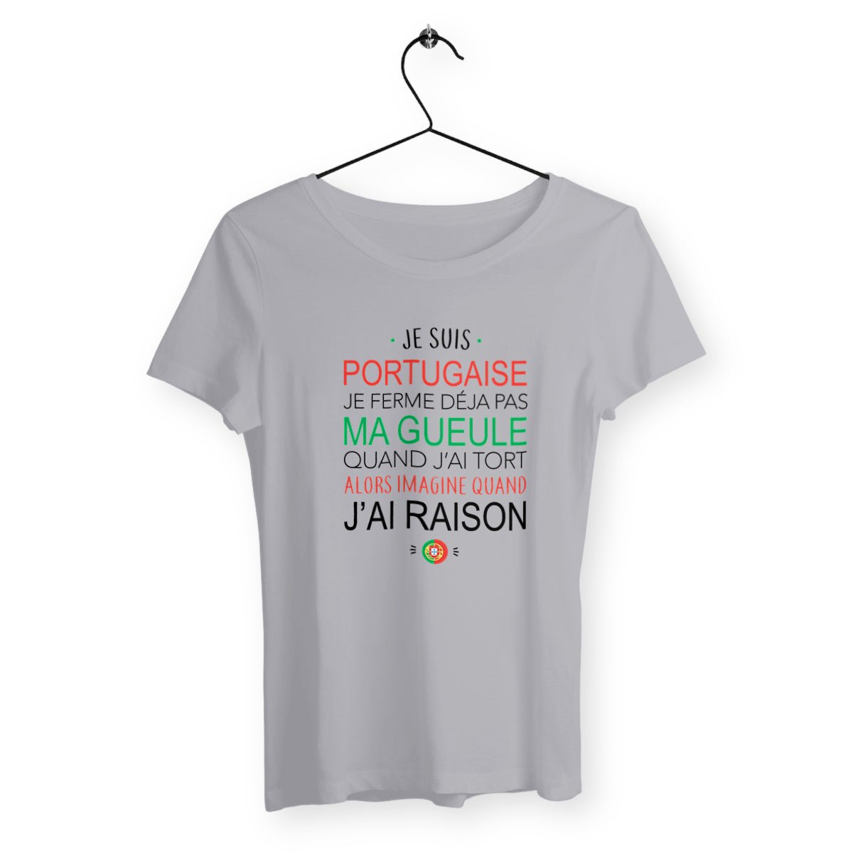 T-shirt femme avec l'inscription "Je suis portugaise", un modèle fier et culturel pour celles qui souhaitent afficher leur identité et leur fierté d'origine portugaise. Confortable et stylé, parfait pour célébrer la culture portugaise avec une touche d'humour et d'authenticité.