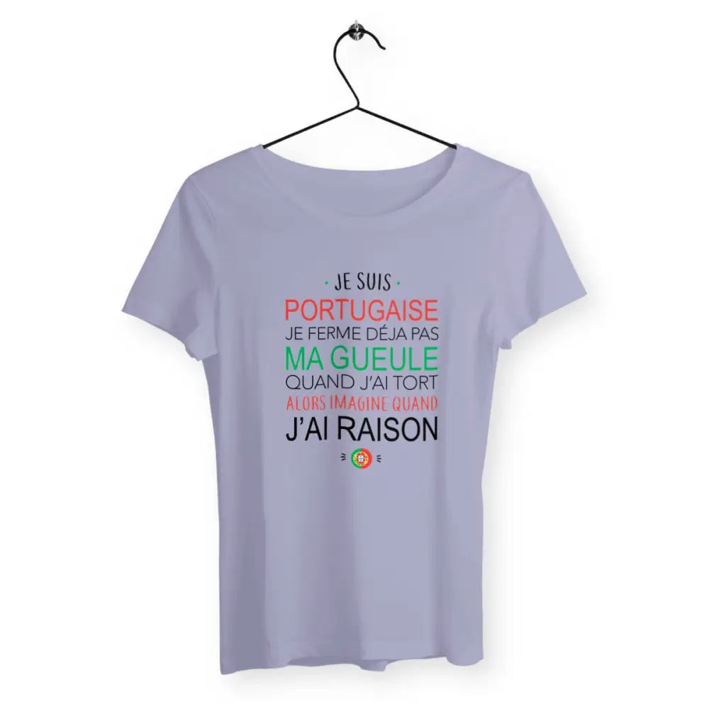 T-shirt femme avec l'inscription "Je suis portugaise", un modèle fier et culturel pour celles qui souhaitent afficher leur identité et leur fierté d'origine portugaise. Confortable et stylé, parfait pour célébrer la culture portugaise avec une touche d'humour et d'authenticité.