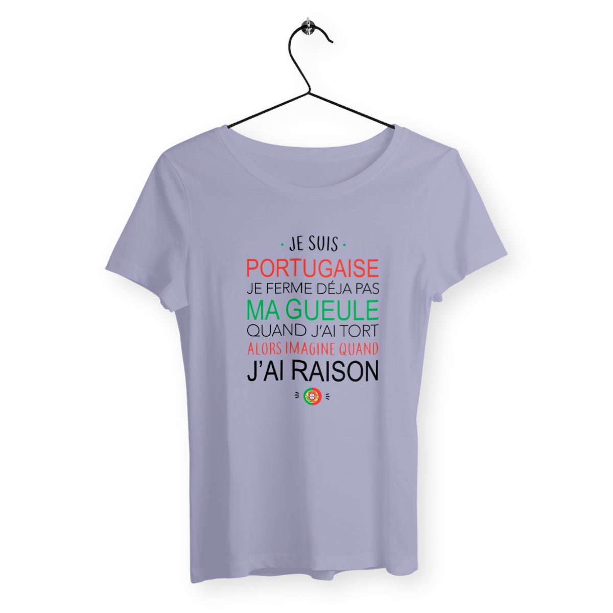 T-shirt femme avec l'inscription "Je suis portugaise", un modèle fier et culturel pour celles qui souhaitent afficher leur identité et leur fierté d'origine portugaise. Confortable et stylé, parfait pour célébrer la culture portugaise avec une touche d'humour et d'authenticité.