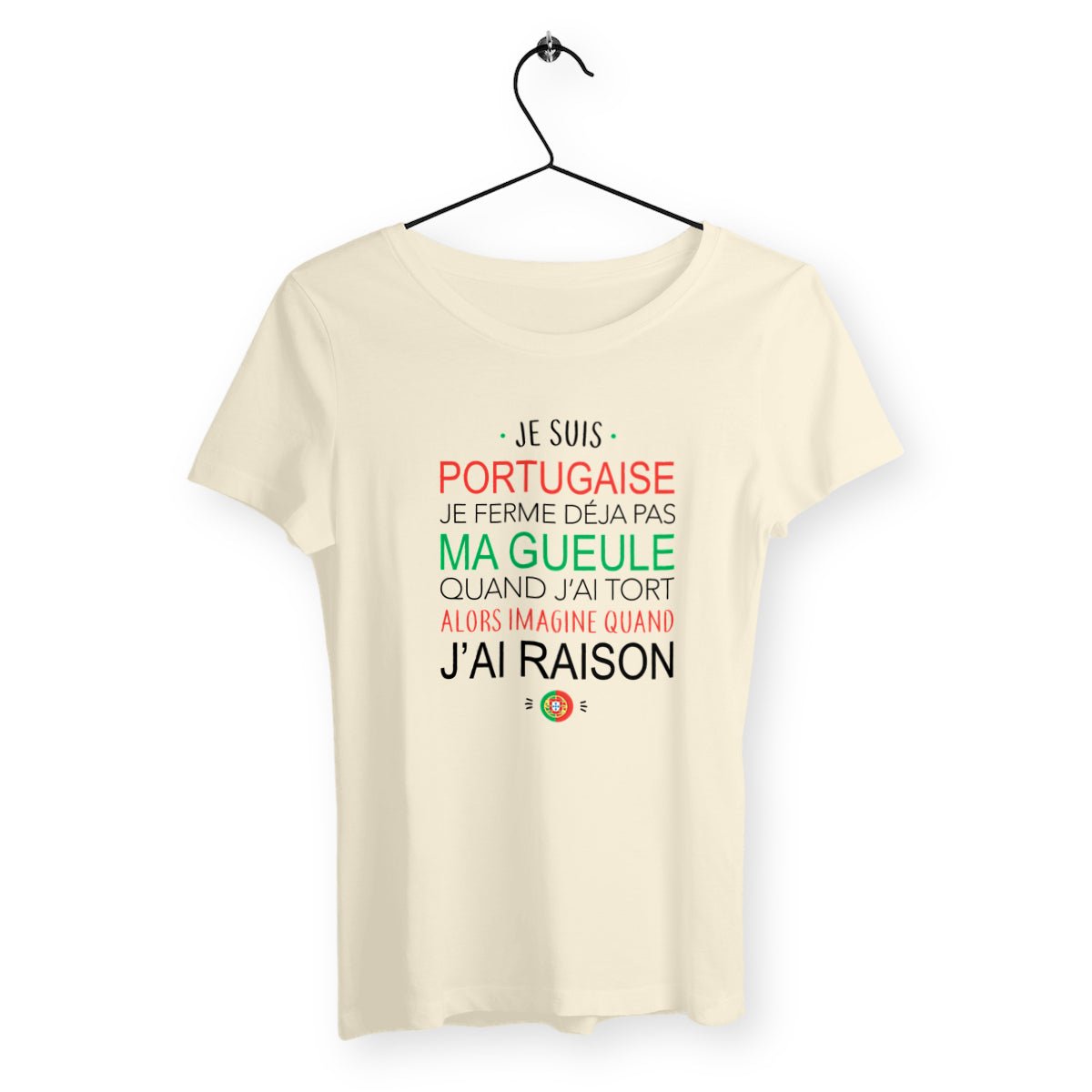 T-shirt femme avec l'inscription "Je suis portugaise", un modèle fier et culturel pour celles qui souhaitent afficher leur identité et leur fierté d'origine portugaise. Confortable et stylé, parfait pour célébrer la culture portugaise avec une touche d'humour et d'authenticité.