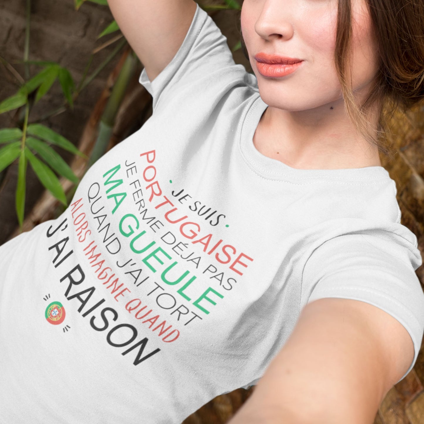 T-shirt femme avec l'inscription "Je suis portugaise", un modèle fier et culturel pour celles qui souhaitent afficher leur identité et leur fierté d'origine portugaise. Confortable et stylé, parfait pour célébrer la culture portugaise avec une touche d'humour et d'authenticité.