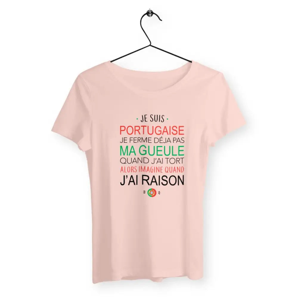 T-shirt femme avec l'inscription "Je suis portugaise", un modèle fier et culturel pour celles qui souhaitent afficher leur identité et leur fierté d'origine portugaise. Confortable et stylé, parfait pour célébrer la culture portugaise avec une touche d'humour et d'authenticité.
