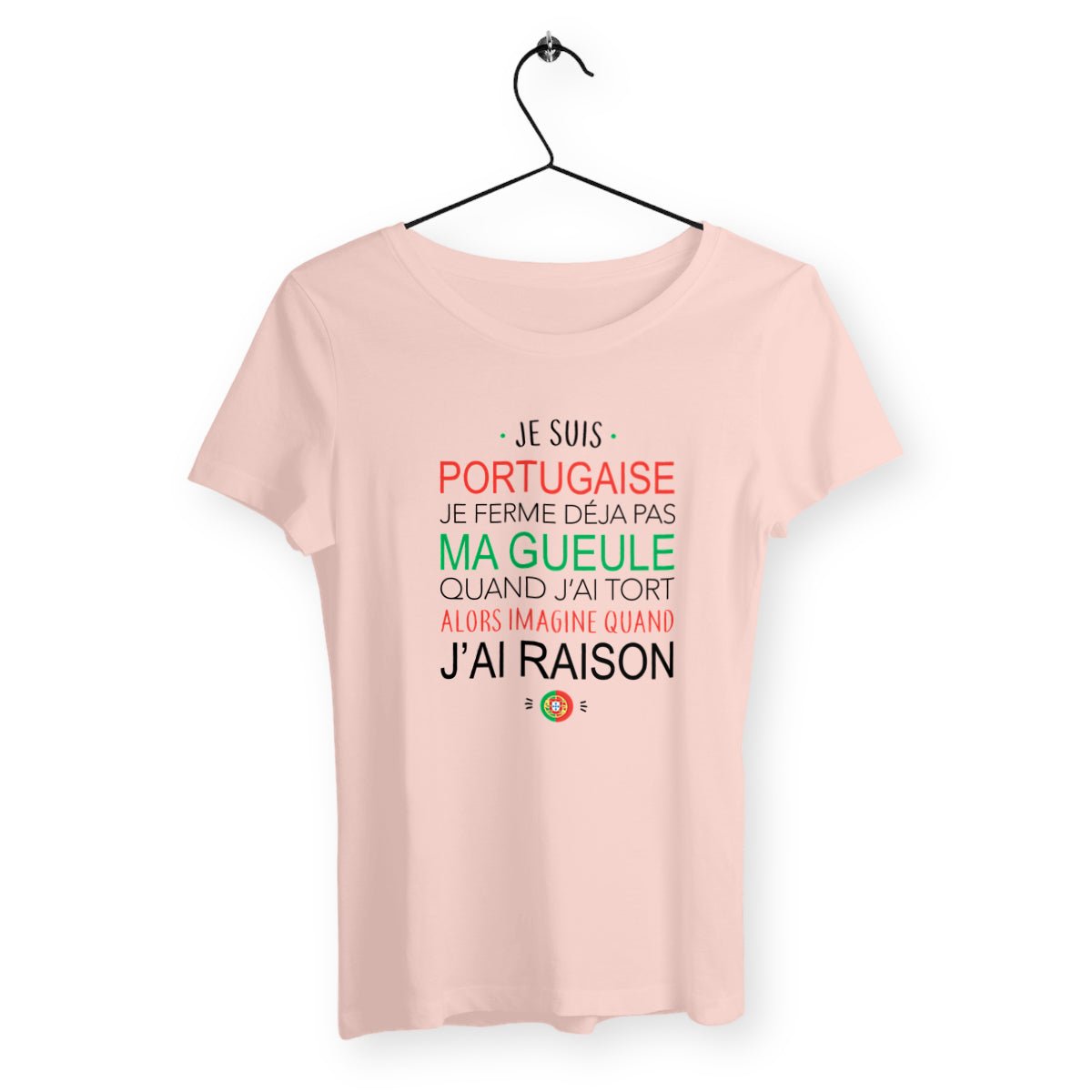 T-shirt femme avec l'inscription "Je suis portugaise", un modèle fier et culturel pour celles qui souhaitent afficher leur identité et leur fierté d'origine portugaise. Confortable et stylé, parfait pour célébrer la culture portugaise avec une touche d'humour et d'authenticité.