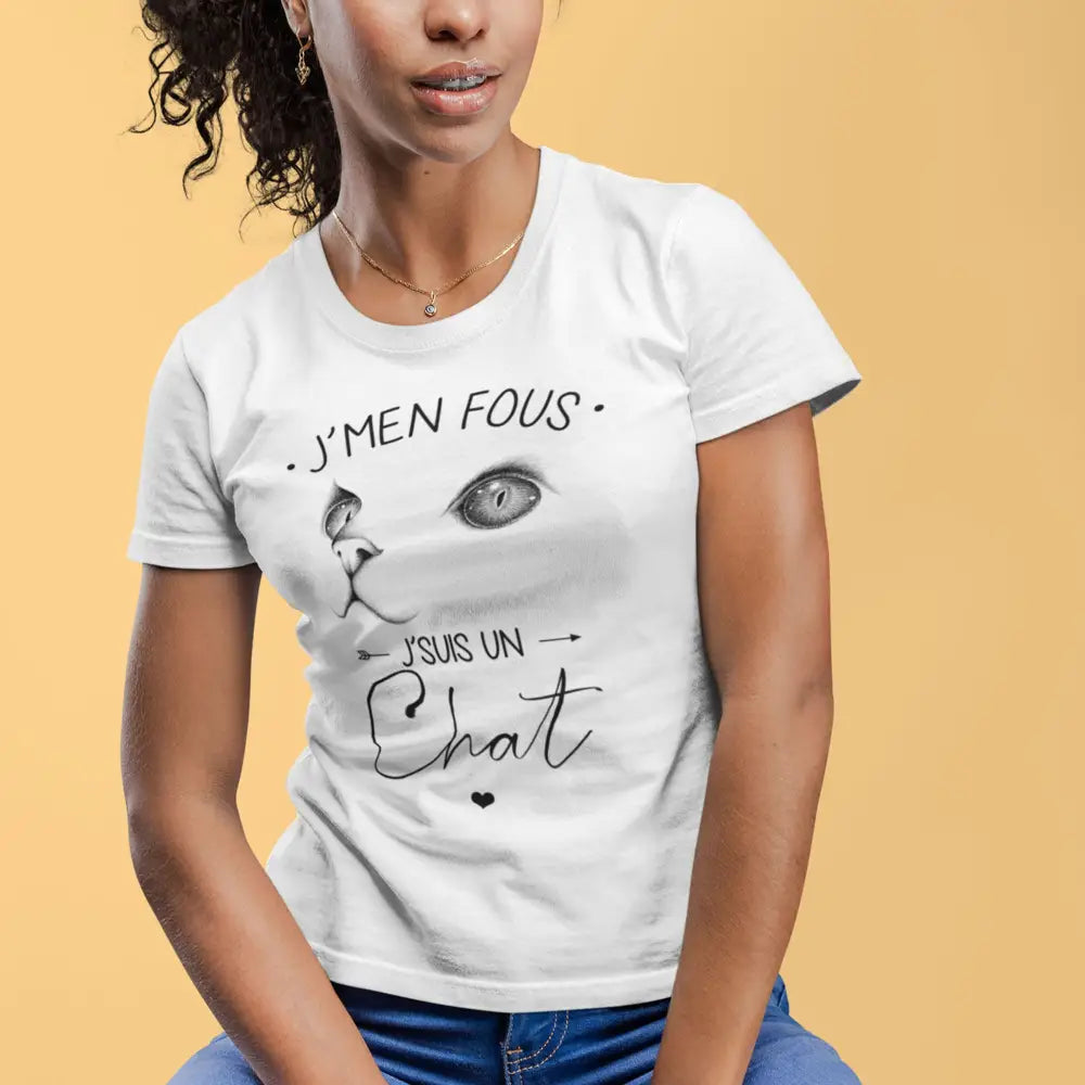 T-shirt femme avec l'inscription "J'men fous j'suis un chat", parfait pour les amoureuses des félins. Confortable et stylé, il reflète l'attitude indépendante et détendue des chats avec une touche d’humour.