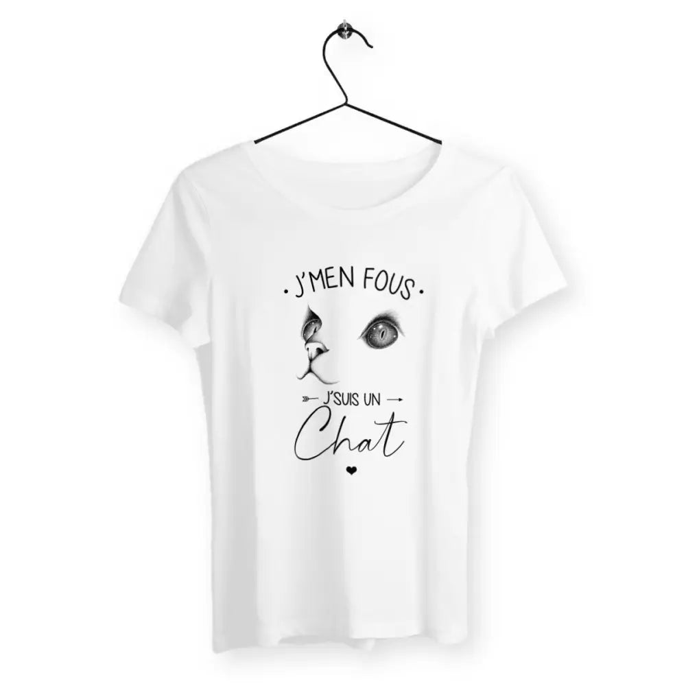 T-shirt femme avec l'inscription "J'men fous j'suis un chat", parfait pour les amoureuses des félins. Confortable et stylé, il reflète l'attitude indépendante et détendue des chats avec une touche d’humour.