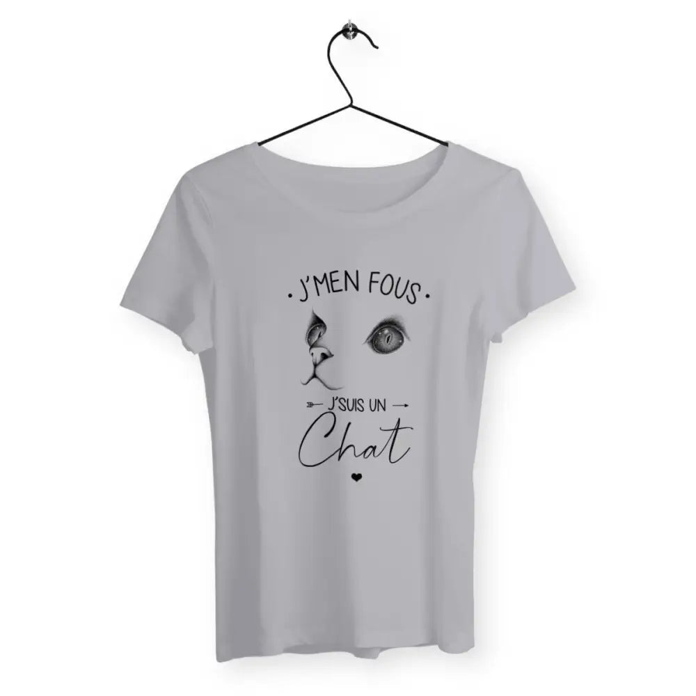 T-shirt femme avec l'inscription "J'men fous j'suis un chat", parfait pour les amoureuses des félins. Confortable et stylé, il reflète l'attitude indépendante et détendue des chats avec une touche d’humour.