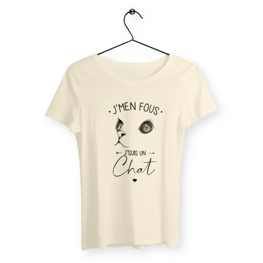 T-shirt femme avec l'inscription "J'men fous j'suis un chat", parfait pour les amoureuses des félins. Confortable et stylé, il reflète l'attitude indépendante et détendue des chats avec une touche d’humour.