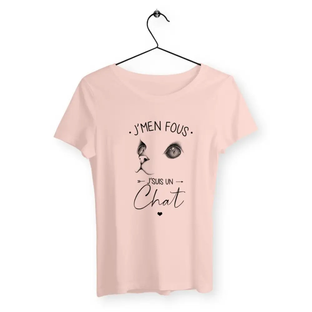 T-shirt femme avec l'inscription "J'men fous j'suis un chat", parfait pour les amoureuses des félins. Confortable et stylé, il reflète l'attitude indépendante et détendue des chats avec une touche d’humour.