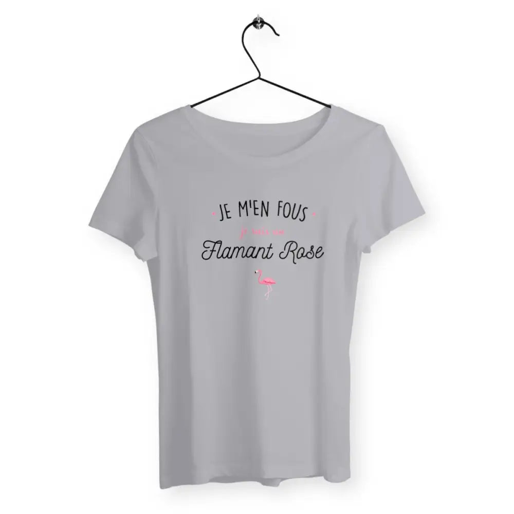 T-shirt femme avec l'inscription "J'men fous j'suis un flamant rose" – Un design amusant et décalé pour celles qui aiment afficher leur personnalité unique et pleine d'humour. Parfait pour un look fun et original !