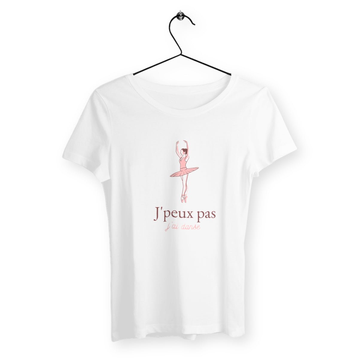 T-shirt femme avec l'inscription "J'peux pas, j'ai danse", un modèle dynamique et stylé pour les passionnées de danse. Confortable et élégant, parfait pour afficher votre amour pour la danse avec une touche d'humour.