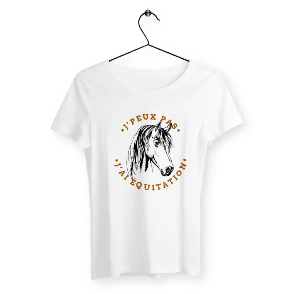 T-shirt femme avec l'inscription "J'peux pas, j'ai équitation", un modèle dynamique et élégant pour les passionnées d'équitation. Confortable et stylé, parfait pour afficher votre amour pour les chevaux et ce sport avec humour.
