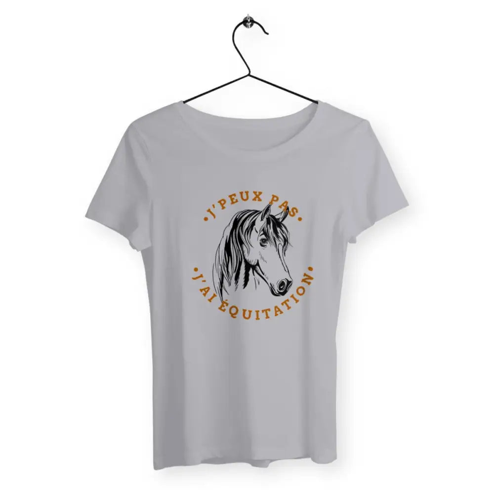 T-shirt femme avec l'inscription "J'peux pas, j'ai équitation", un modèle dynamique et élégant pour les passionnées d'équitation. Confortable et stylé, parfait pour afficher votre amour pour les chevaux et ce sport avec humour.