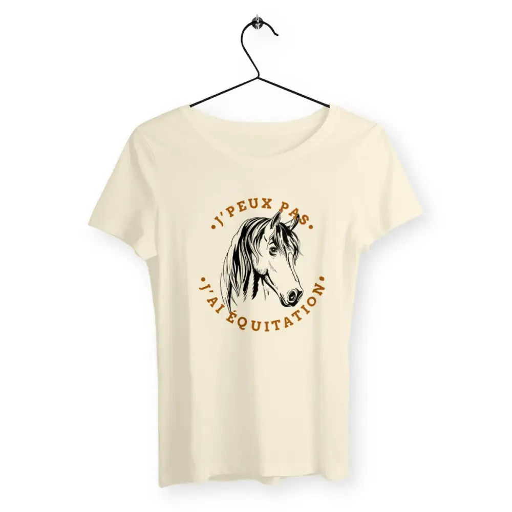 T-shirt femme avec l'inscription "J'peux pas, j'ai équitation", un modèle dynamique et élégant pour les passionnées d'équitation. Confortable et stylé, parfait pour afficher votre amour pour les chevaux et ce sport avec humour.