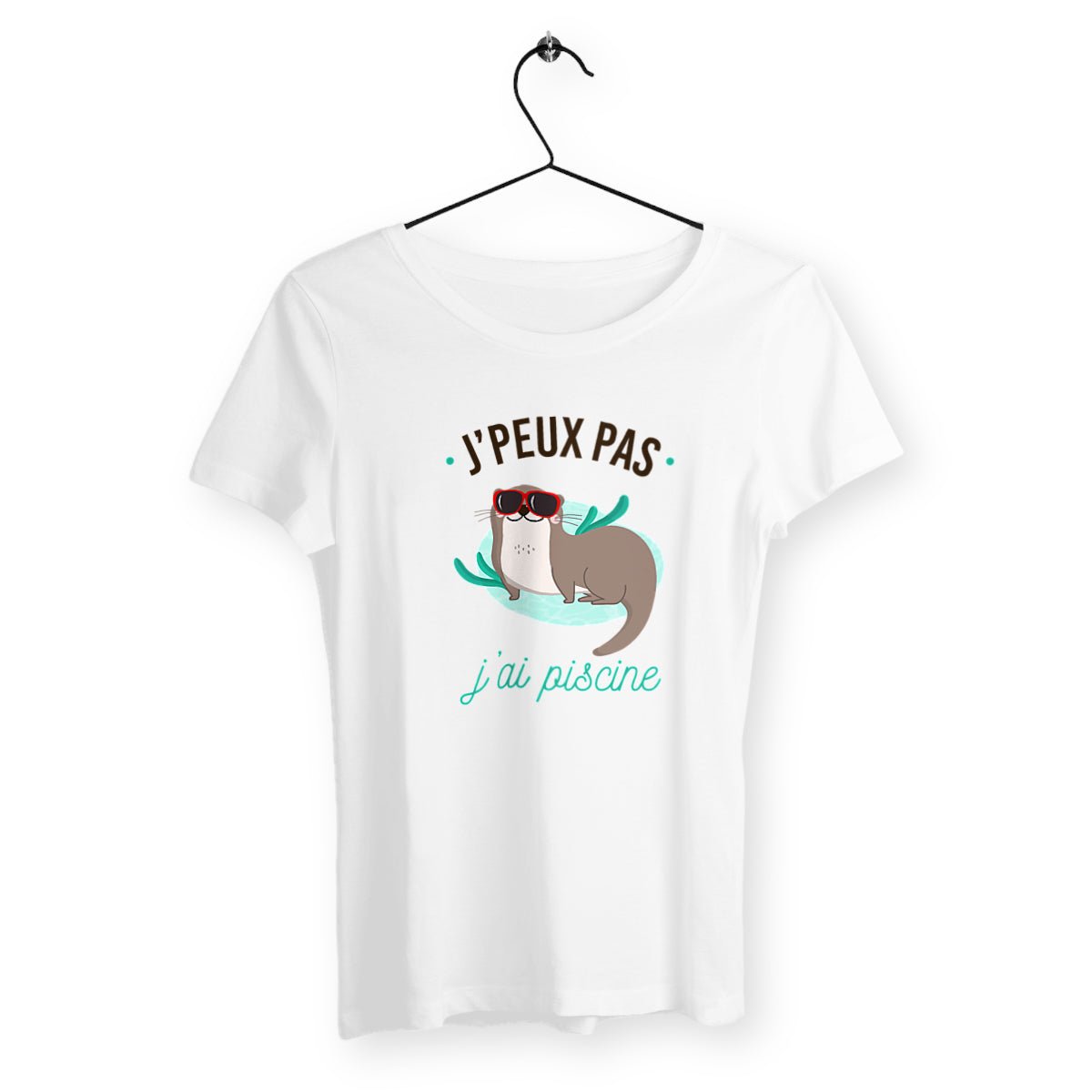 T-shirt femme avec l'inscription "J'peux pas j'ai piscine" – Un design fun et léger, parfait pour celles qui aiment afficher leur côté décontracté et leur amour pour l'été et la piscine. Un look idéal pour l'été !