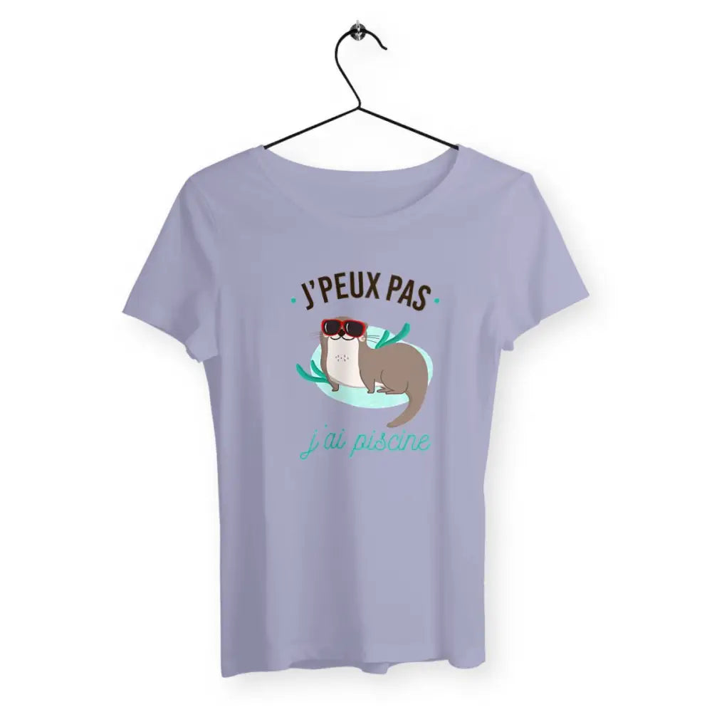 T-shirt femme avec l'inscription "J'peux pas j'ai piscine" – Un design fun et léger, parfait pour celles qui aiment afficher leur côté décontracté et leur amour pour l'été et la piscine. Un look idéal pour l'été !