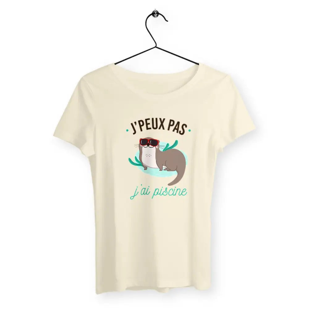 T-shirt femme avec l'inscription "J'peux pas j'ai piscine" – Un design fun et léger, parfait pour celles qui aiment afficher leur côté décontracté et leur amour pour l'été et la piscine. Un look idéal pour l'été !