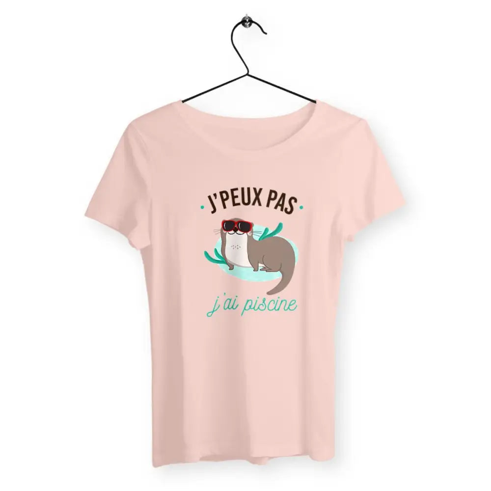 T-shirt femme avec l'inscription "J'peux pas j'ai piscine" – Un design fun et léger, parfait pour celles qui aiment afficher leur côté décontracté et leur amour pour l'été et la piscine. Un look idéal pour l'été !