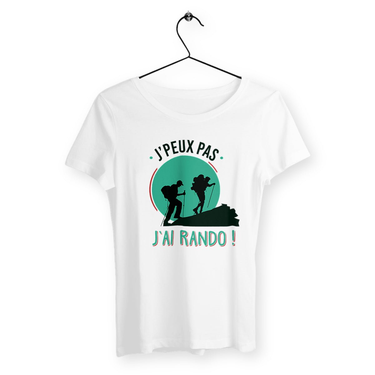 T-shirt femme avec l'inscription "J'peux pas, j'ai rando", un modèle dynamique et aventureux pour les amatrices de randonnée. Confortable et stylé, idéal pour afficher votre passion pour la nature et les grands espaces avec une touche d'humour.