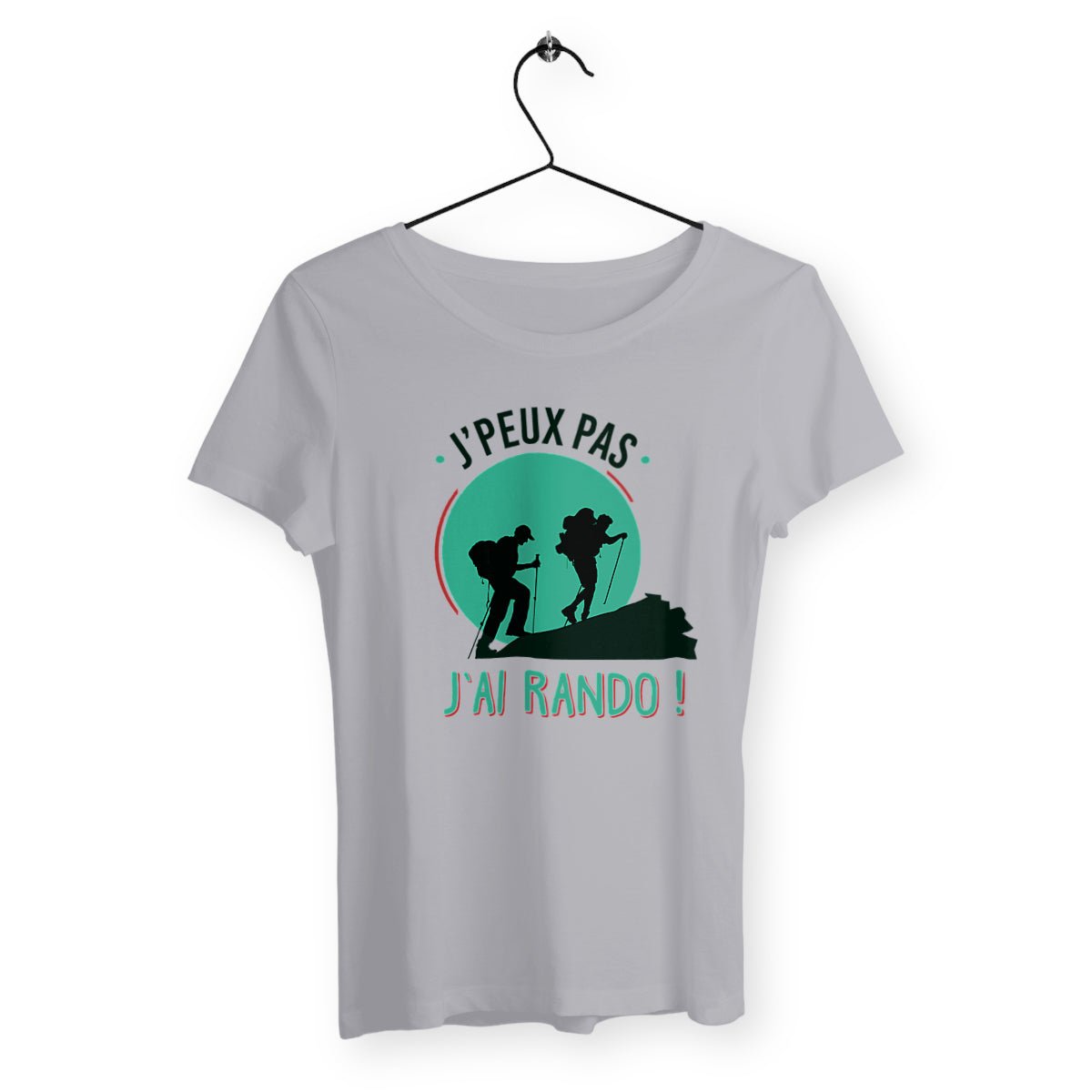 T-shirt femme avec l'inscription "J'peux pas, j'ai rando", un modèle dynamique et aventureux pour les amatrices de randonnée. Confortable et stylé, idéal pour afficher votre passion pour la nature et les grands espaces avec une touche d'humour.