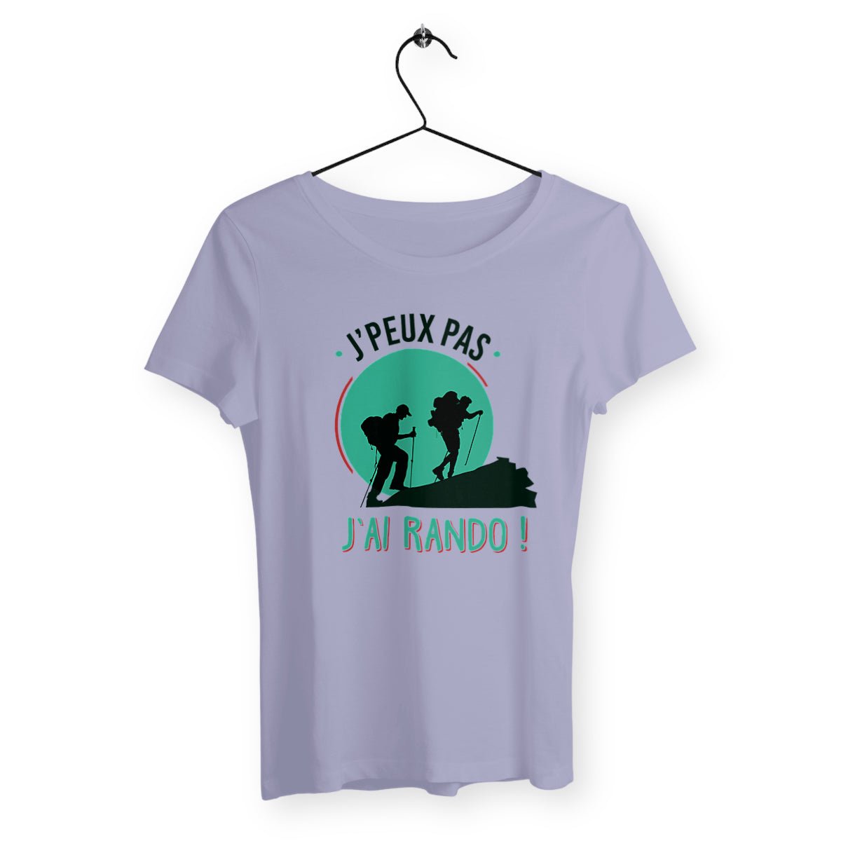T-shirt femme avec l'inscription "J'peux pas, j'ai rando", un modèle dynamique et aventureux pour les amatrices de randonnée. Confortable et stylé, idéal pour afficher votre passion pour la nature et les grands espaces avec une touche d'humour.