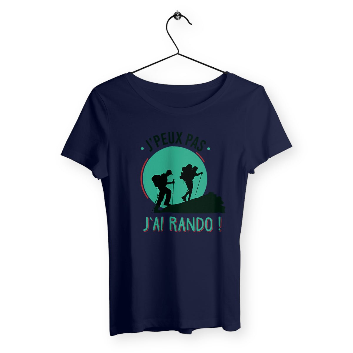 T-shirt femme avec l'inscription "J'peux pas, j'ai rando", un modèle dynamique et aventureux pour les amatrices de randonnée. Confortable et stylé, idéal pour afficher votre passion pour la nature et les grands espaces avec une touche d'humour.