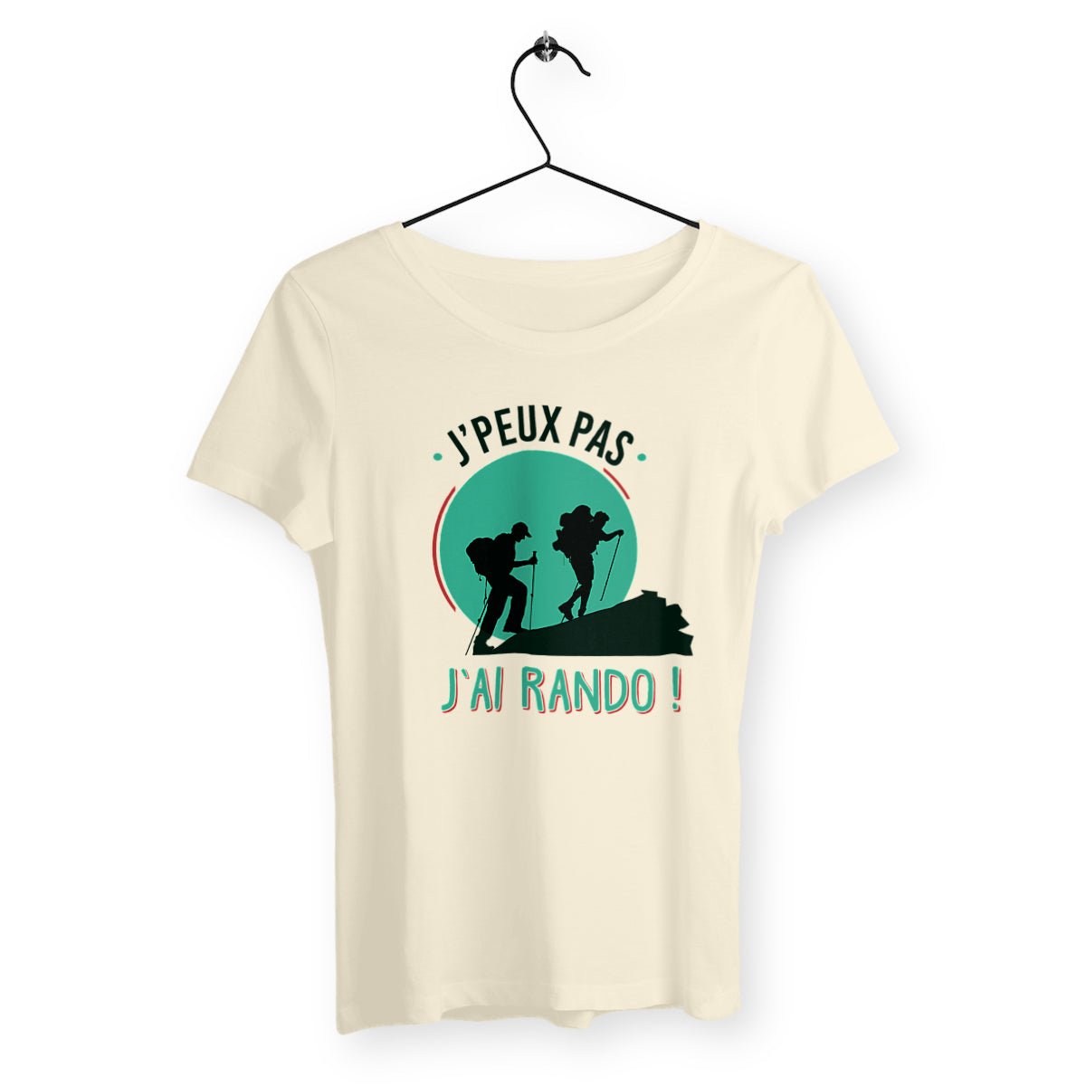 T-shirt femme avec l'inscription "J'peux pas, j'ai rando", un modèle dynamique et aventureux pour les amatrices de randonnée. Confortable et stylé, idéal pour afficher votre passion pour la nature et les grands espaces avec une touche d'humour.
