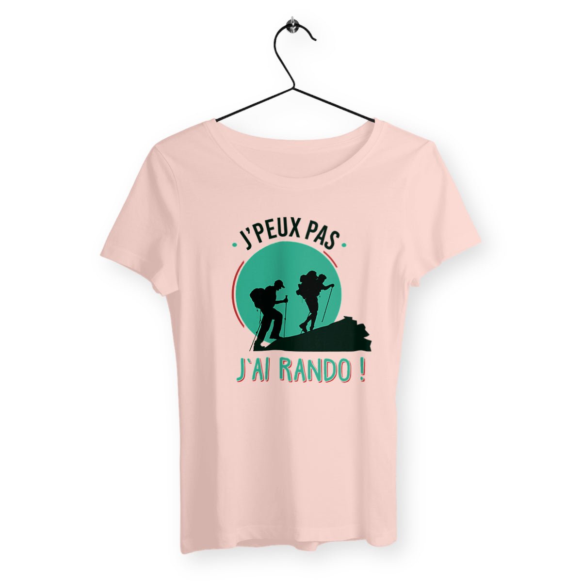 T-shirt femme avec l'inscription "J'peux pas, j'ai rando", un modèle dynamique et aventureux pour les amatrices de randonnée. Confortable et stylé, idéal pour afficher votre passion pour la nature et les grands espaces avec une touche d'humour.