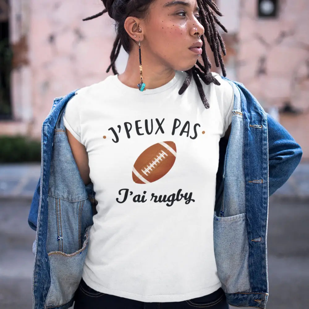 T-shirt femme avec l'inscription "J'peux pas j'ai rugby", un modèle dynamique et sportif pour les passionnées de rugby. Confortable et stylé, parfait pour afficher votre amour du sport avec une touche d'humour.