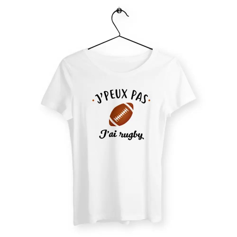 T-shirt femme avec l'inscription "J'peux pas j'ai rugby", un modèle dynamique et sportif pour les passionnées de rugby. Confortable et stylé, parfait pour afficher votre amour du sport avec une touche d'humour.