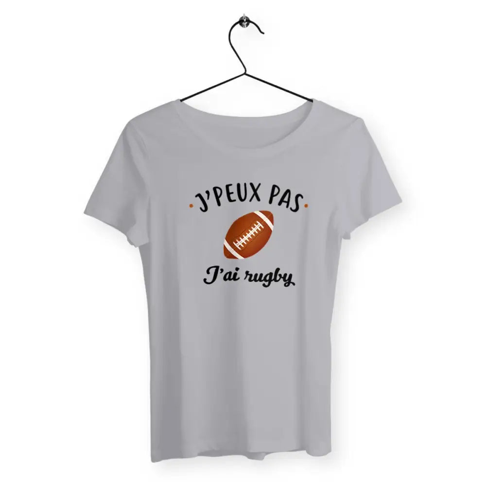 T-shirt femme avec l'inscription "J'peux pas j'ai rugby", un modèle dynamique et sportif pour les passionnées de rugby. Confortable et stylé, parfait pour afficher votre amour du sport avec une touche d'humour.