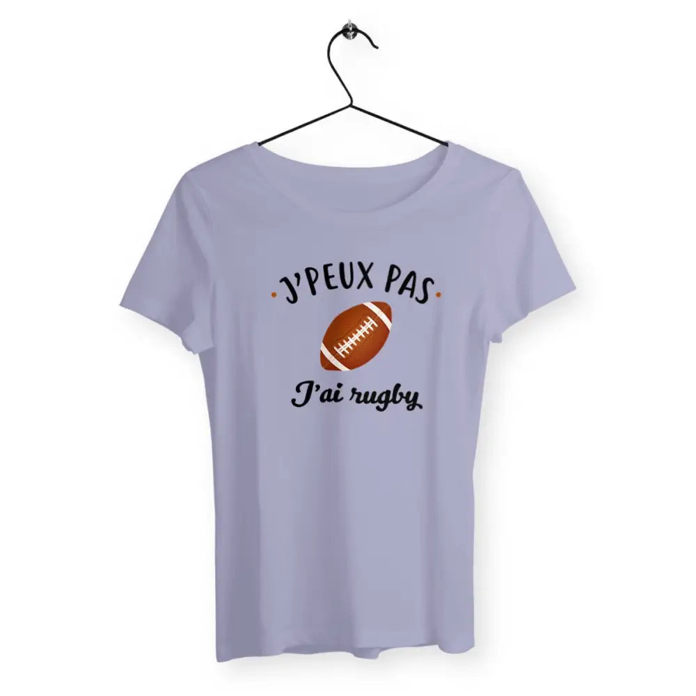 T-shirt femme avec l'inscription "J'peux pas j'ai rugby", un modèle dynamique et sportif pour les passionnées de rugby. Confortable et stylé, parfait pour afficher votre amour du sport avec une touche d'humour.
