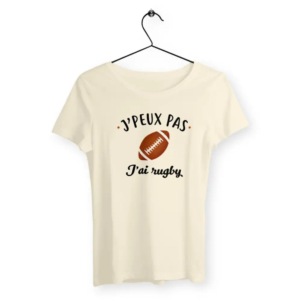 T-shirt femme avec l'inscription "J'peux pas j'ai rugby", un modèle dynamique et sportif pour les passionnées de rugby. Confortable et stylé, parfait pour afficher votre amour du sport avec une touche d'humour.