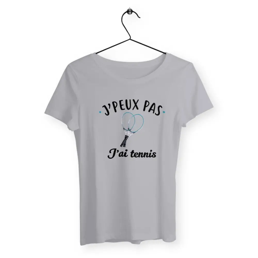 T-shirt femme avec l'inscription "J'peux pas, j'ai tennis", un modèle dynamique et sportif pour les passionnées de tennis. Confortable et stylé, parfait pour afficher votre amour du sport avec une touche d'humour.