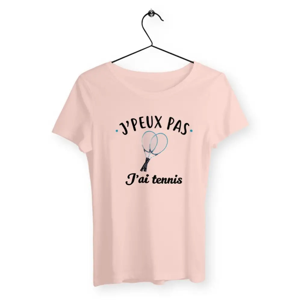 T-shirt femme avec l'inscription "J'peux pas, j'ai tennis", un modèle dynamique et sportif pour les passionnées de tennis. Confortable et stylé, parfait pour afficher votre amour du sport avec une touche d'humour.