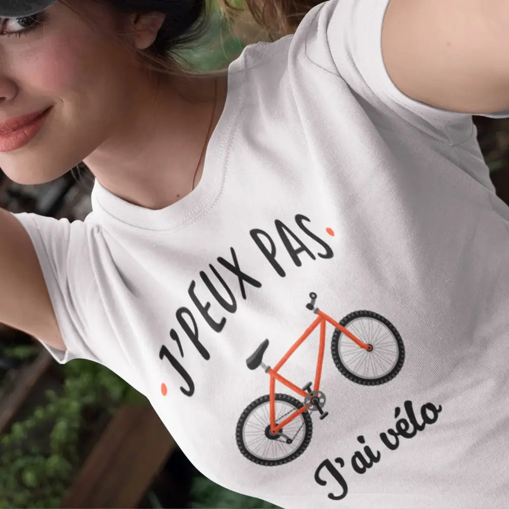 T-shirt femme avec l'inscription "J'peux pas, j'ai vélo", un modèle dynamique et décontracté pour les passionnées de cyclisme. Confortable et stylé, idéal pour afficher votre amour du vélo avec humour et simplicité.