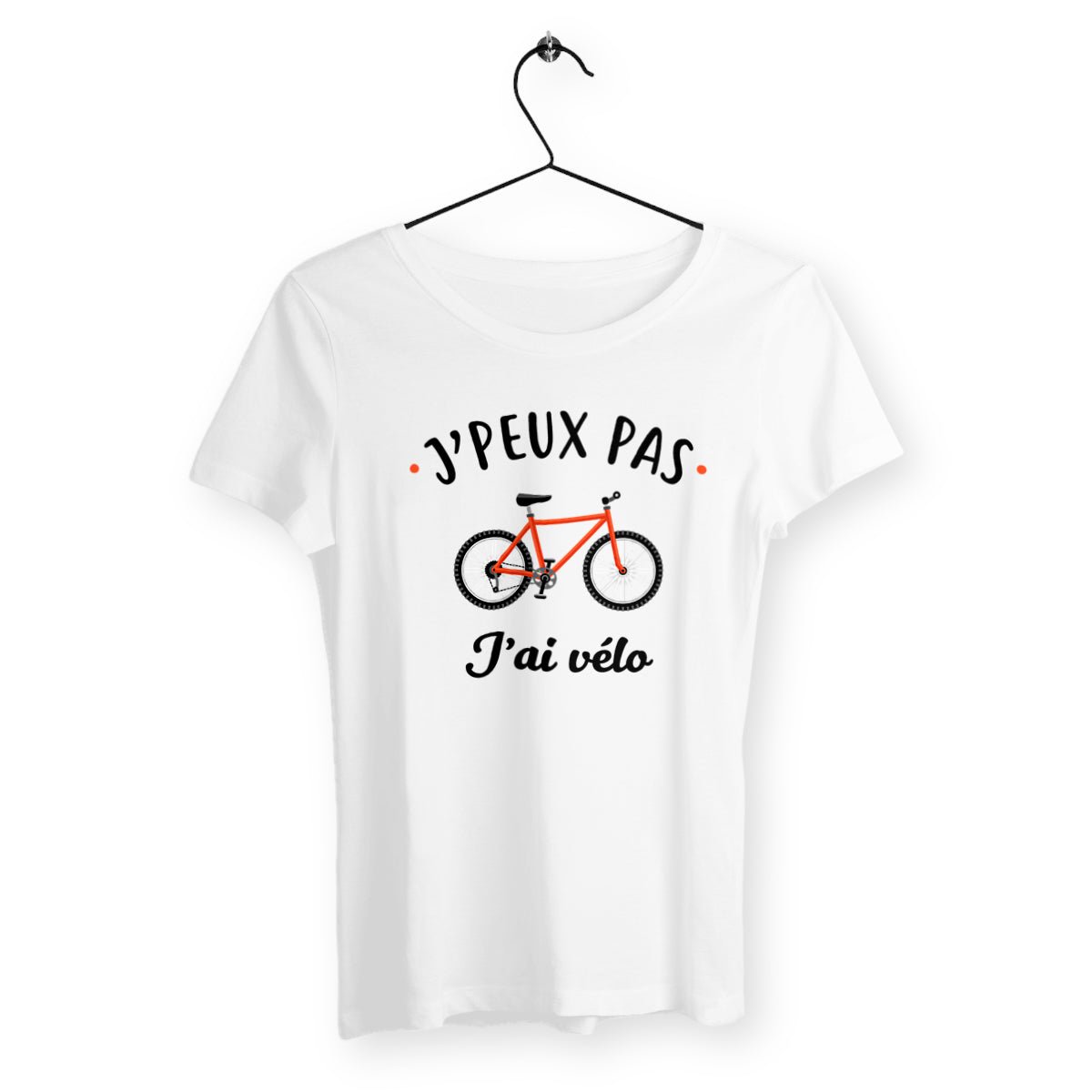 T-shirt femme avec l'inscription "J'peux pas, j'ai vélo", un modèle dynamique et décontracté pour les passionnées de cyclisme. Confortable et stylé, idéal pour afficher votre amour du vélo avec humour et simplicité.