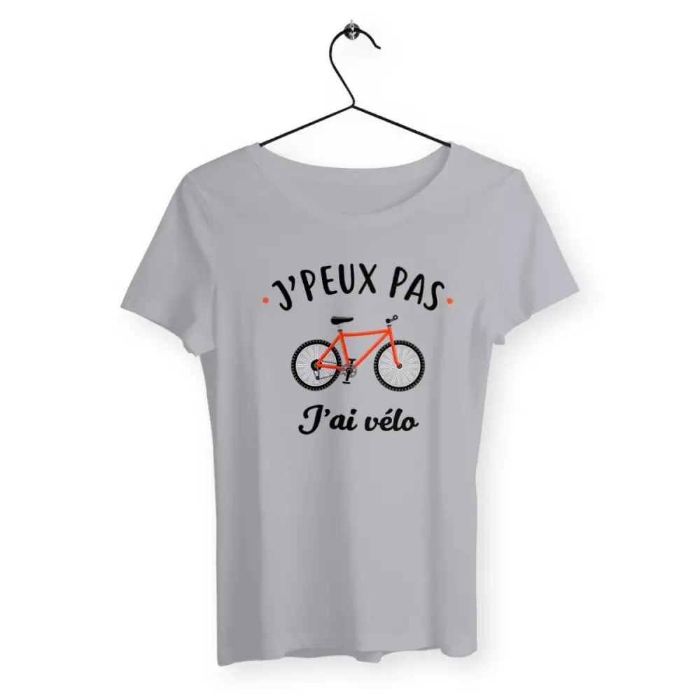 T-shirt femme avec l'inscription "J'peux pas, j'ai vélo", un modèle dynamique et décontracté pour les passionnées de cyclisme. Confortable et stylé, idéal pour afficher votre amour du vélo avec humour et simplicité.