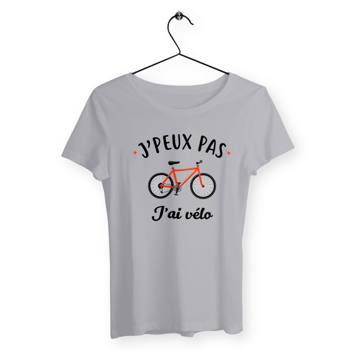 T-shirt femme avec l'inscription "J'peux pas, j'ai vélo", un modèle dynamique et décontracté pour les passionnées de cyclisme. Confortable et stylé, idéal pour afficher votre amour du vélo avec humour et simplicité.