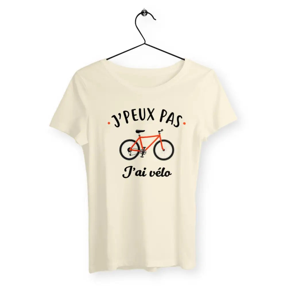 T-shirt femme avec l'inscription "J'peux pas, j'ai vélo", un modèle dynamique et décontracté pour les passionnées de cyclisme. Confortable et stylé, idéal pour afficher votre amour du vélo avec humour et simplicité.